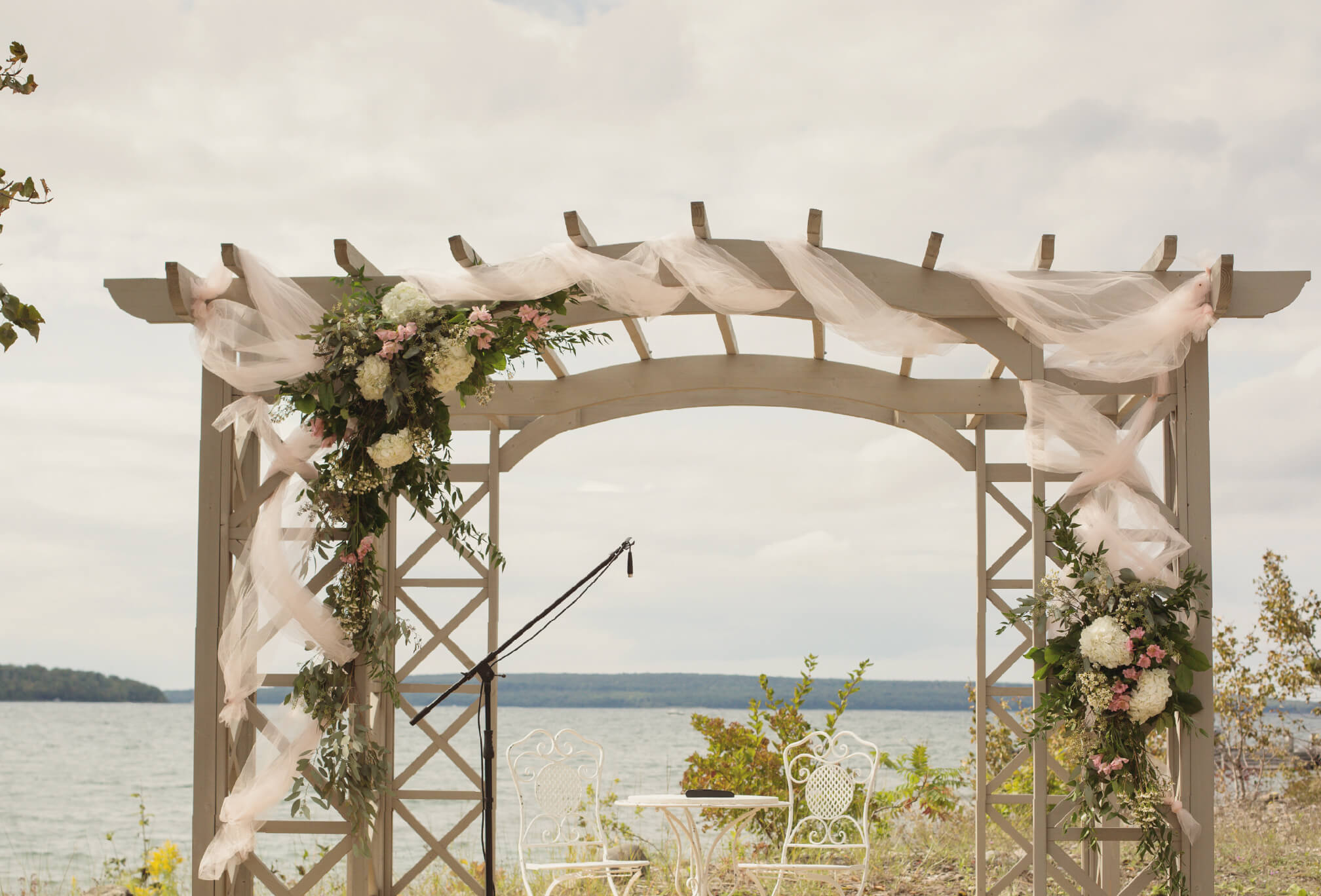 lakeside wedding decor ideas